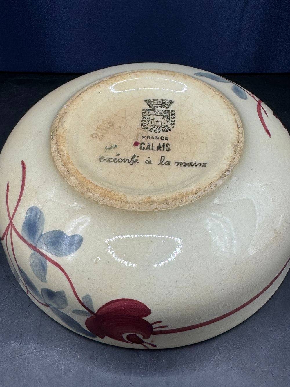 Charmant bol/Plat rond 19ème en Porcelaine opaque de Gien - Décor floral peints à la main - Estampillé et numéroté - Modèle Calais - Collection - Décoration – Image 6