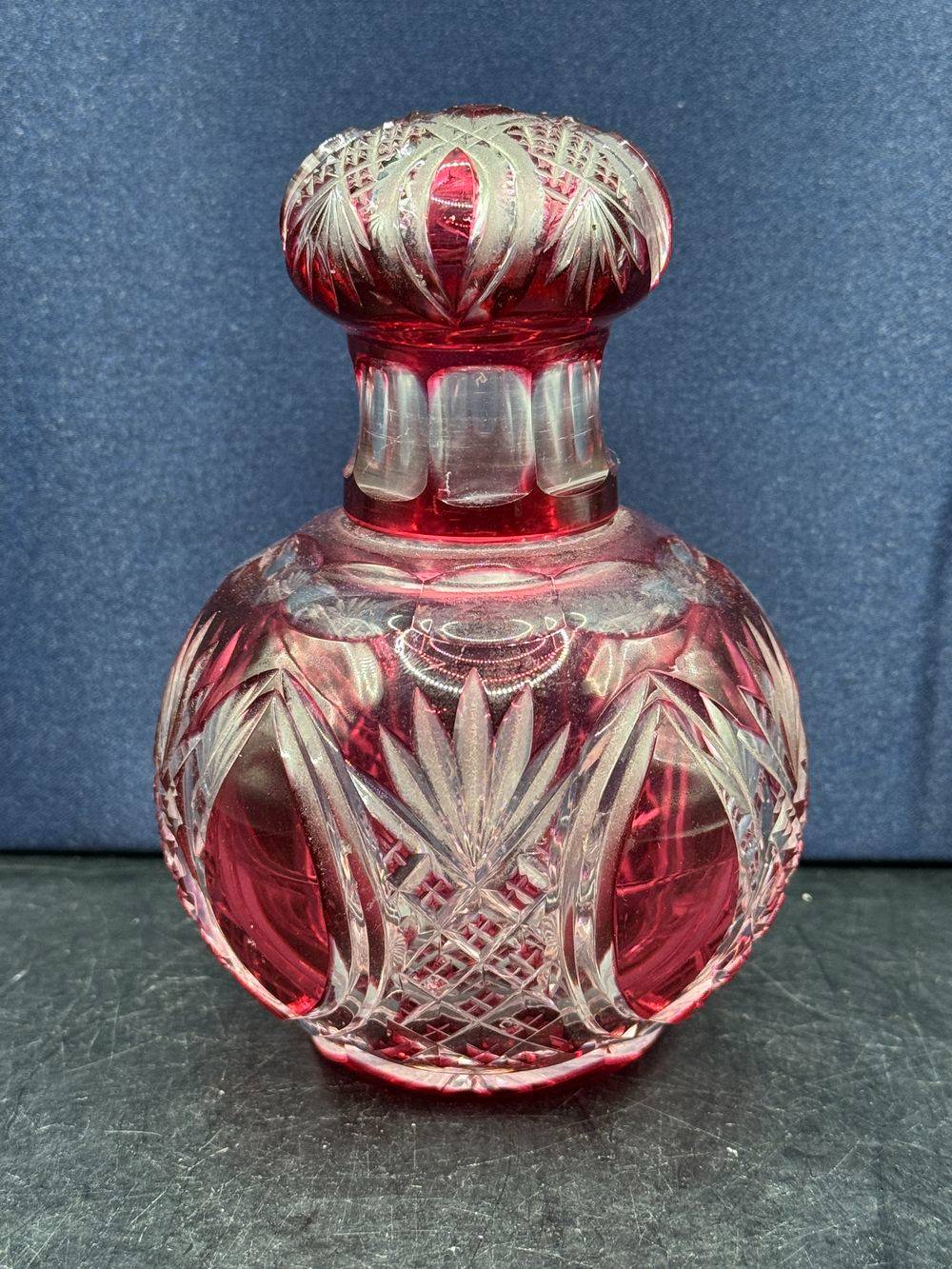 Ancien flacon (et son bouchon) en Cristal de bohème ciselé à la main - Rouge - Mi 20ème - Décoration - Collection – Image 2