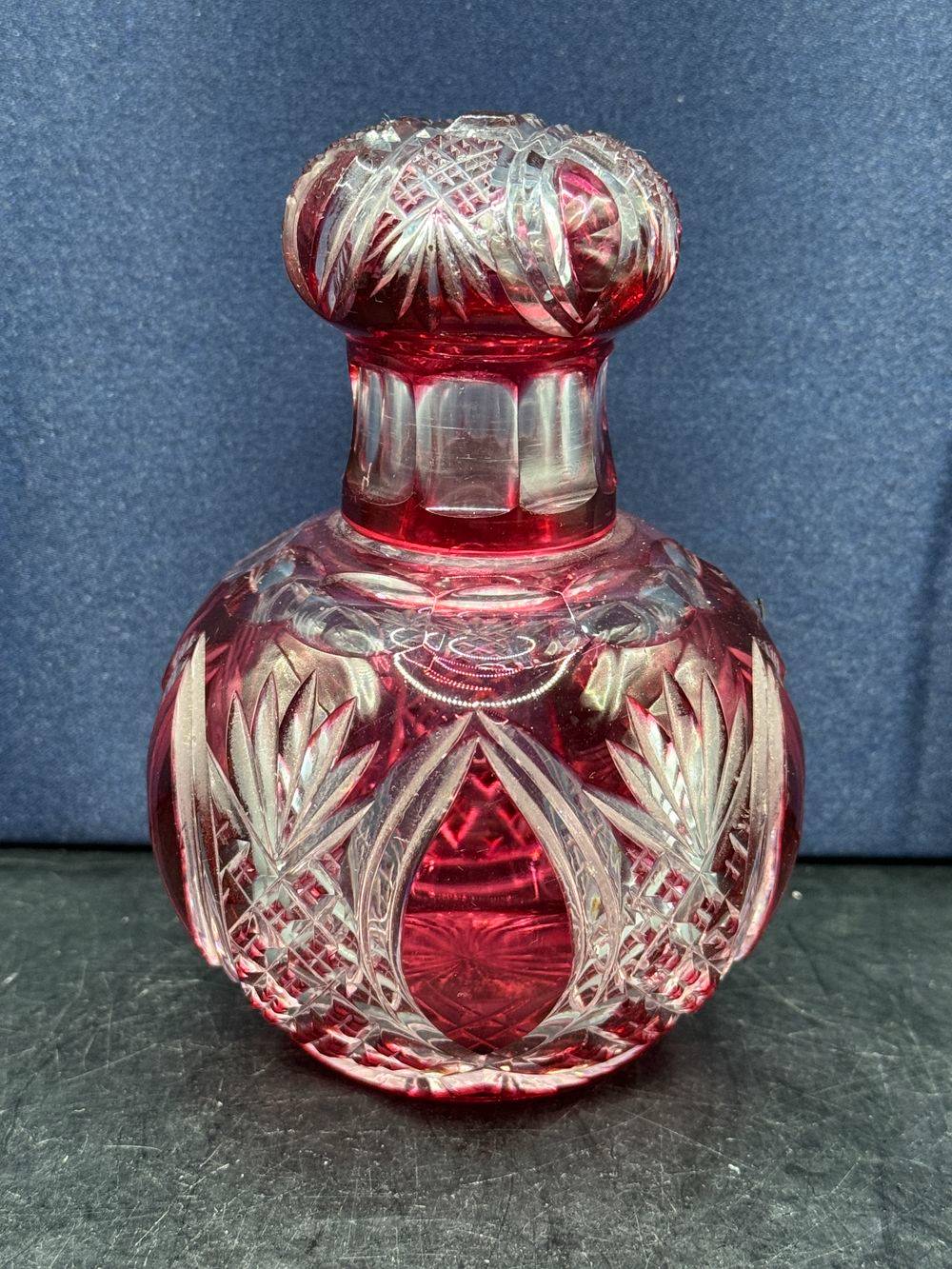 Ancien flacon (et son bouchon) en Cristal de bohème ciselé à la main - Rouge - Mi 20ème - Décoration - Collection – Image 3