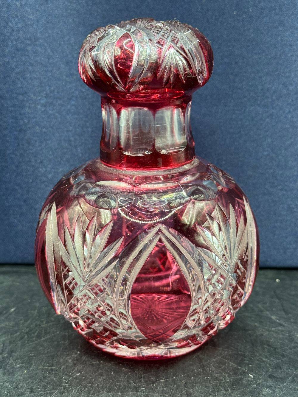 Ancien flacon (et son bouchon) en Cristal de bohème ciselé à la main - Rouge - Mi 20ème - Décoration - Collection – Image 4