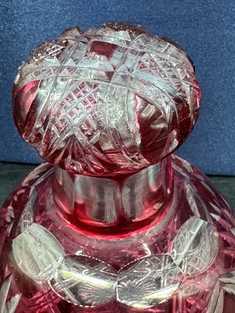 Ancien flacon (et son bouchon) en Cristal de bohème ciselé à la main - Rouge - Mi 20ème - Décoration - Collection – Image 5