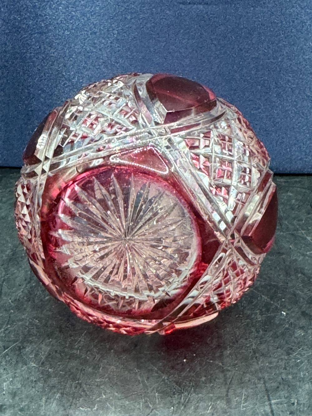 Ancien flacon (et son bouchon) en Cristal de bohème ciselé à la main - Rouge - Mi 20ème - Décoration - Collection – Image 6