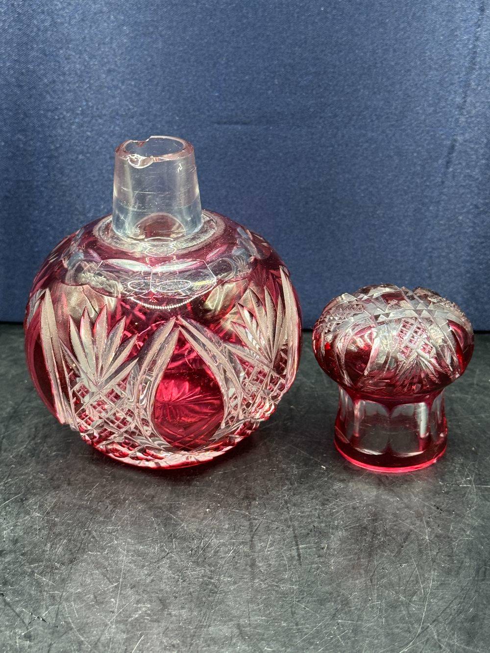 Ancien flacon (et son bouchon) en Cristal de bohème ciselé à la main - Rouge - Mi 20ème - Décoration - Collection – Image 7