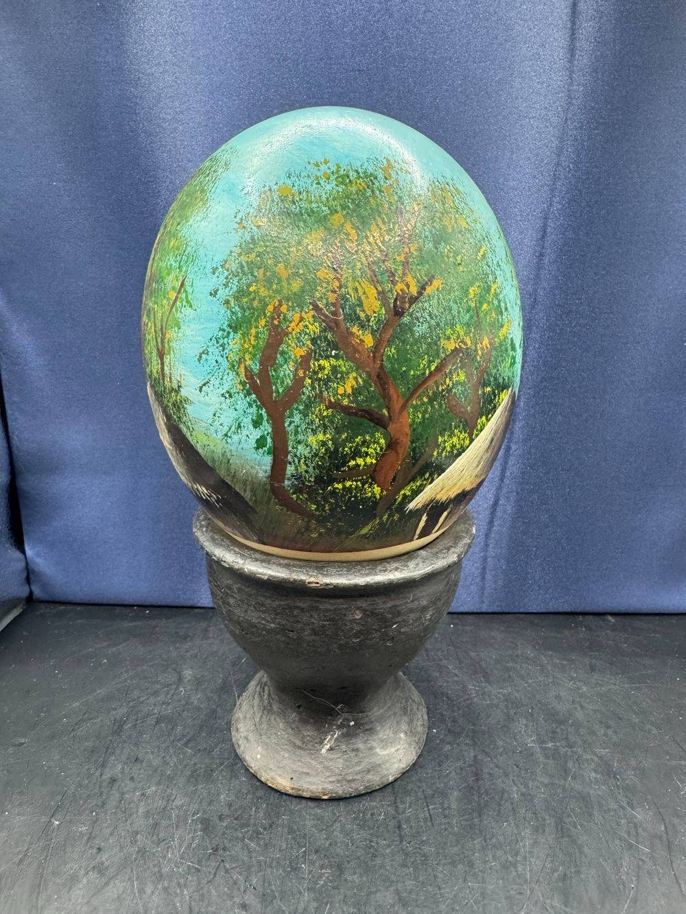 Joli Œuf d'autruche naturel sur socle et peint à la main - Décor Africain - Curiosité - Collection - Décoration – Image 2