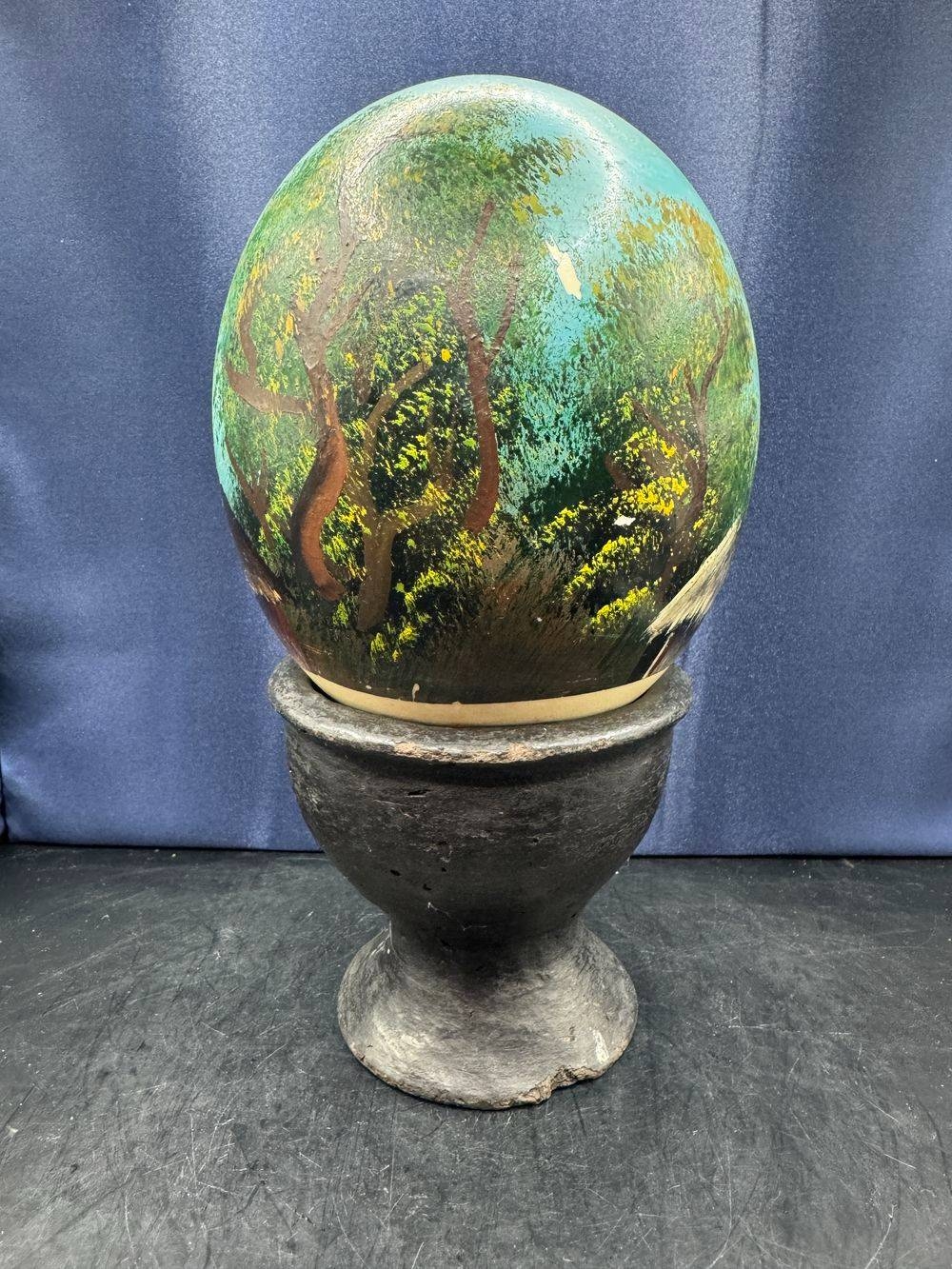 Joli Œuf d'autruche naturel sur socle et peint à la main - Décor Africain - Curiosité - Collection - Décoration – Image 4