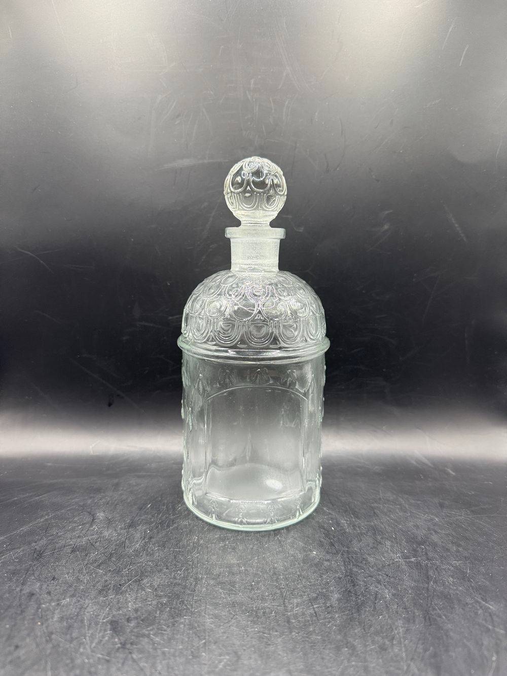 Ancien Magnifique flacon (et son bouchon) en verre moulé d'eau de Cologne impériale de l’impératrice Eugénie - Modèle “aux Abeilles” de Guerlain - Mi 20ème - Made in France - Décoration - Vintage – Image 9