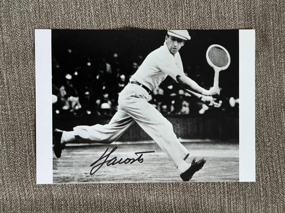 Dédicace - Autographe - Rare voire quasi introuvable, photo signée au feutre noir par Henri Lacoste lui même - Format 9x13 - Collection -Tennis Wimbledon - Roland Garros