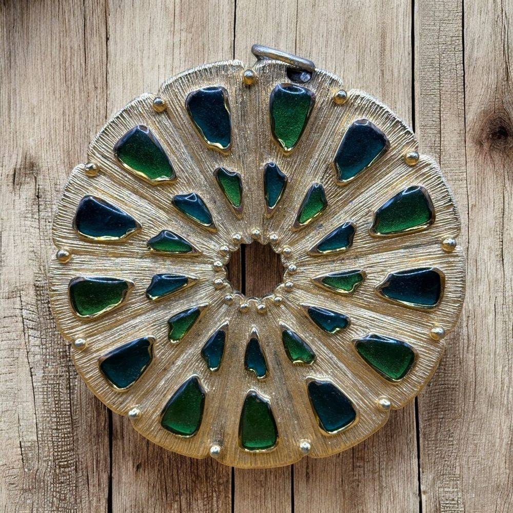 Ancien médaillon doré - Bijou - « Palette » en verre coulé - Imitation Emeraude - De Trifari Vintage Fashion - Collection - Vintage