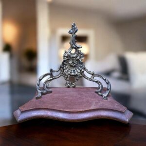 Ancienne étagère - Socle en bois - décor en bronze - Décoration - Collection