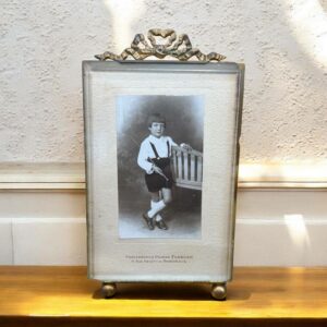 Rare ancien cadre Photographique - En laiton doré reposant sur deux pieds boules et surmonté d'un nœud et son ruban - Travail français du 19ème siècle - Déco - Collection