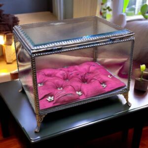 Ancien écrin/boite à bijoux reliquaire - Epoque Napoléon 3 - En verre biseauté : cadre en laiton doré et velours rouge d'origine - Collection - Décoration