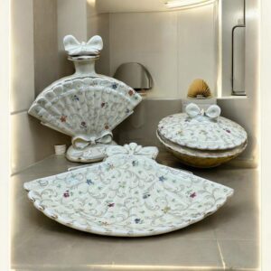 Ancien ensemble de salle de bain - Flacon de parfum, porte-savon et boite en porcelaine de Limoges Lucien Michelaud - Déco - Collection