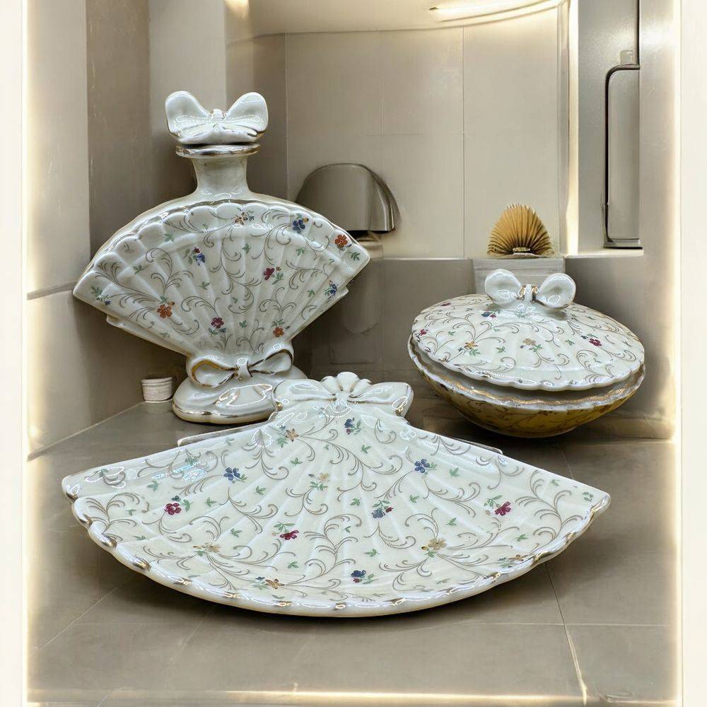 Ancien ensemble de salle de bain - Flacon de parfum, porte-savon et boite en porcelaine de Limoges Lucien Michelaud - Déco - Collection