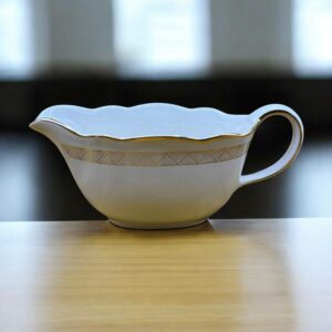 Ancienne Saucière de la manufacture Villeroy & Boch - Mettlach (Estampillée) - Vers 1950 - Véritable Porcelaine opaque ivoire et ornements dorés - Déco - Collection