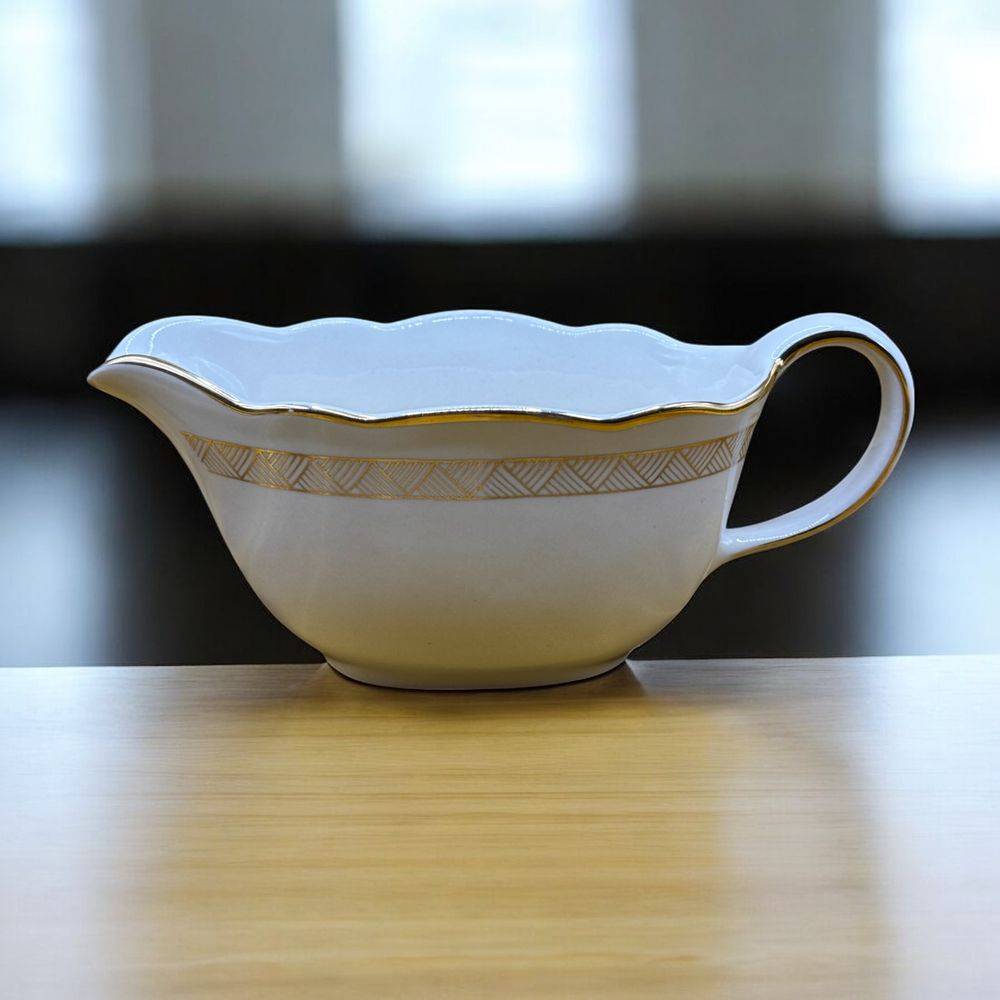 Ancienne Saucière de la manufacture Villeroy & Boch - Mettlach (Estampillée) - Vers 1950 - Véritable Porcelaine opaque ivoire et ornements dorés - Déco - Collection