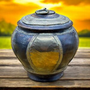 Ancienne boite en forme d'urne - En bois et en laiton doré surmontée d'un couvercle - Travail asiatique du début 20ème - Déco - Collection