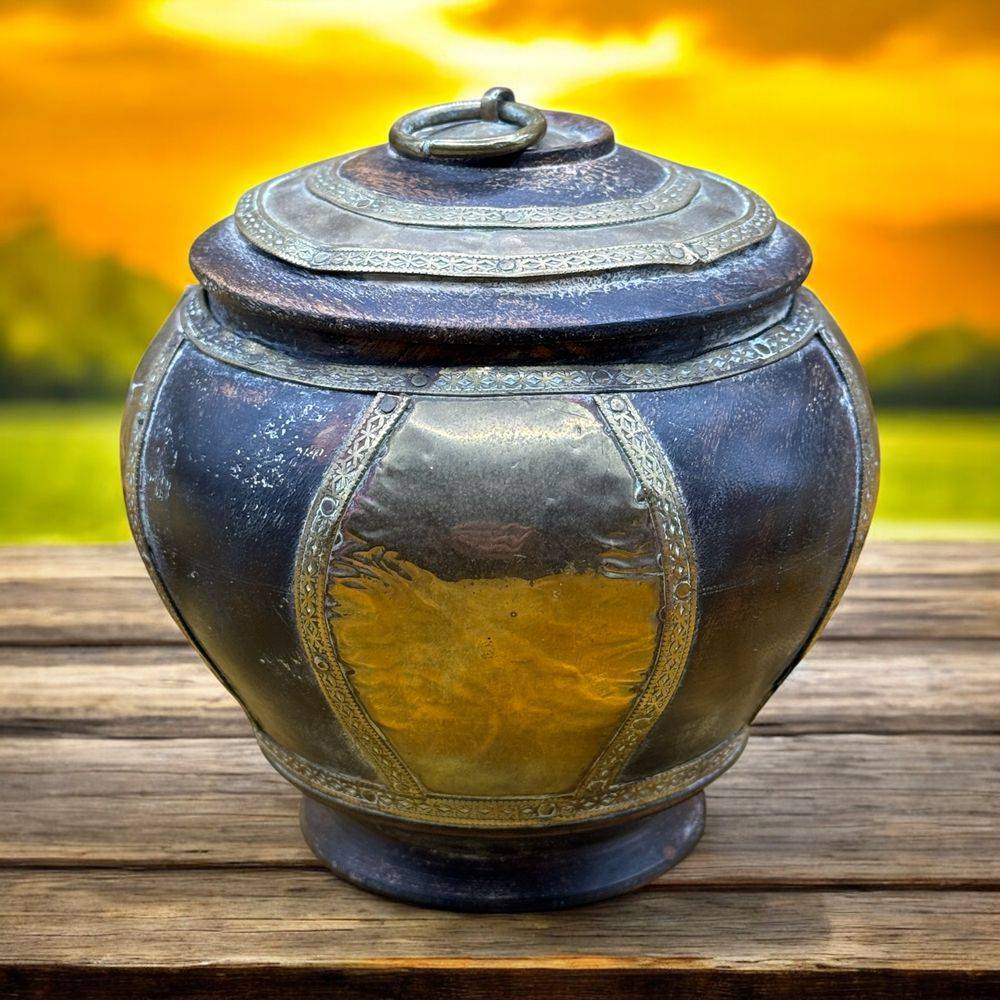 Ancienne boite en forme d'urne - En bois et en laiton doré surmontée d'un couvercle - Travail asiatique du début 20ème - Déco - Collection