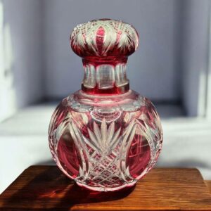 Ancien flacon (et son bouchon) en Cristal de bohème ciselé à la main - Rouge - Mi 20ème - Décoration - Collection