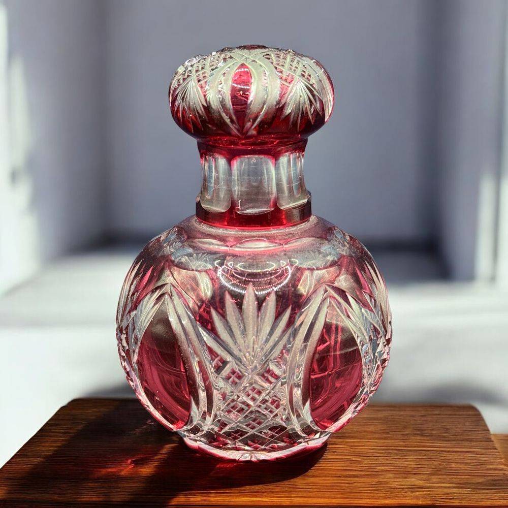 Ancien flacon (et son bouchon) en Cristal de bohème ciselé à la main - Rouge - Mi 20ème - Décoration - Collection