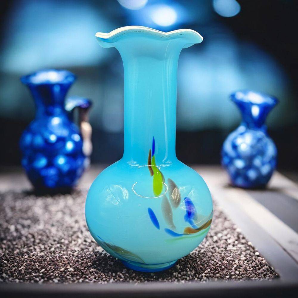 Vase en opaline turquoise - Façonné la main - Des années 60 - Sans doute Murano - Col en forme de volant et intérieur blanc - Collection - Décoration