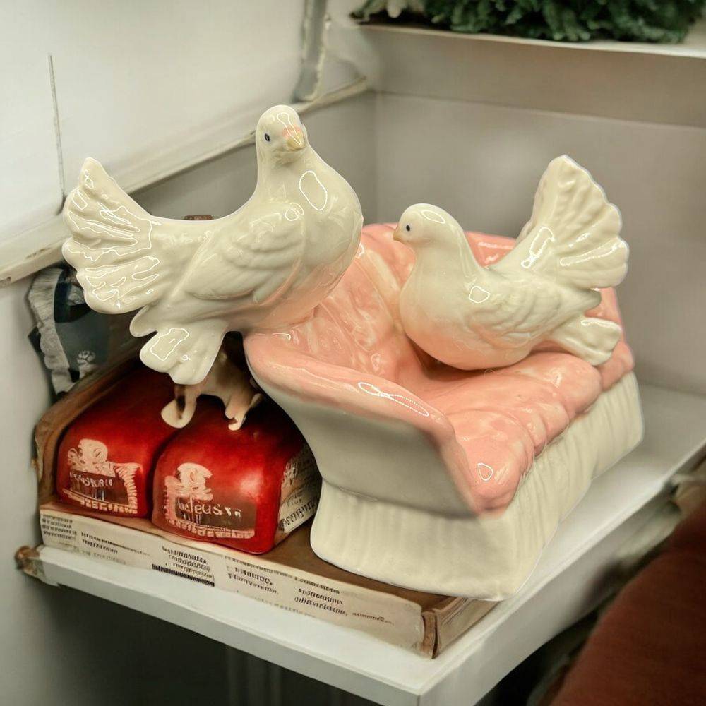 Charmant ensemble décoratif en faïence " Deux colombes sur un sofa " - Fait main - Made in Spain - Collection - Décoration