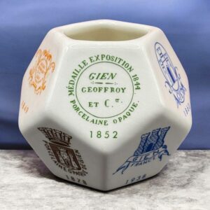 Introuvable petit Pot à onze faces de la faïencerie Gien représentant les estampilles les plus emblématiques de la maison - En porcelaine - Décoration - Collection