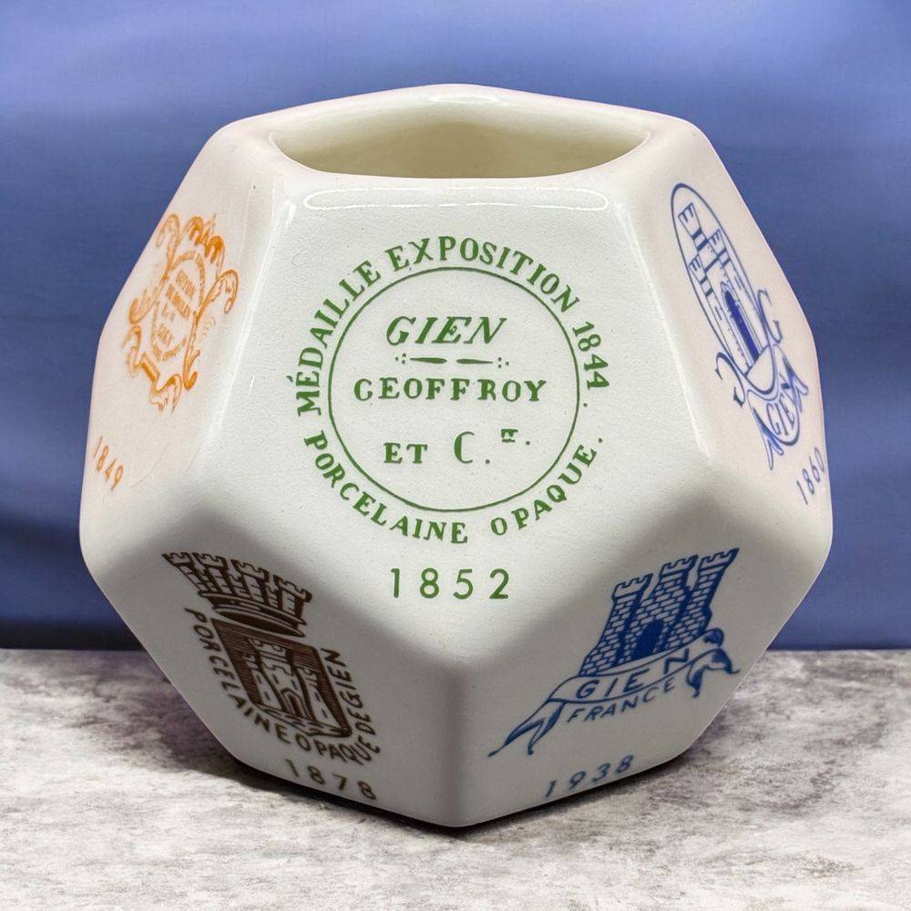 Introuvable petit Pot à onze faces de la faïencerie Gien représentant les estampilles les plus emblématiques de la maison - En porcelaine - Décoration - Collection