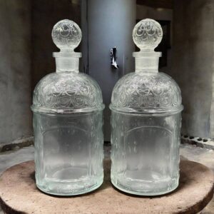 Lot de deux magnifiques et anciens flacons (et leur bouchon) en verre moulé d'eau de Cologne impériale de l’impératrice Eugénie - Modèle “aux Abeilles” de Guerlain - Mi 20ème - Made in France - Décoration - Vintage