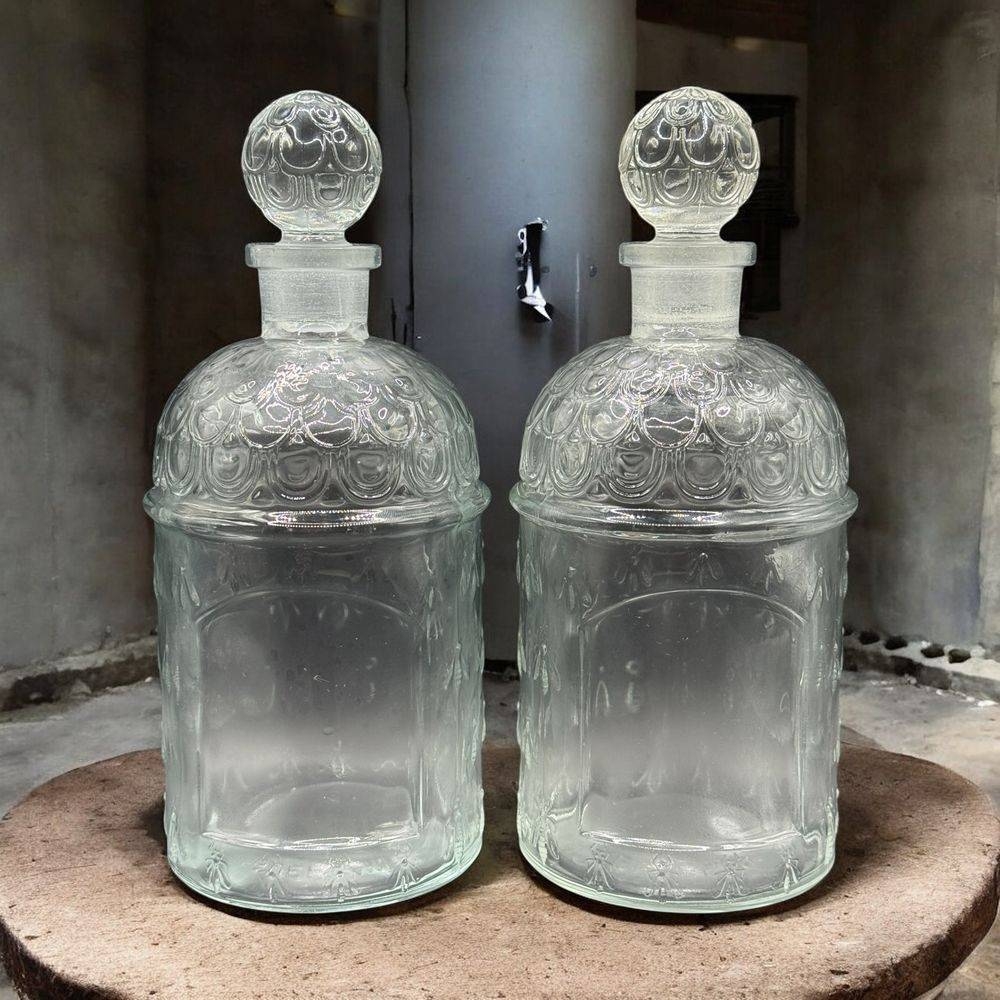 Lot de deux magnifiques et anciens flacons (et leur bouchon) en verre moulé d'eau de Cologne impériale de l’impératrice Eugénie - Modèle “aux Abeilles” de Guerlain - Mi 20ème - Made in France - Décoration - Vintage