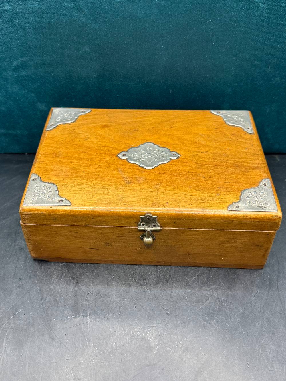 Ancien coffret en bois / boite à bijoux - Serrure à boule - Décor plaques en alu travaillées - Vers 1950 - Collection - Décoration - Vintage – Image 2