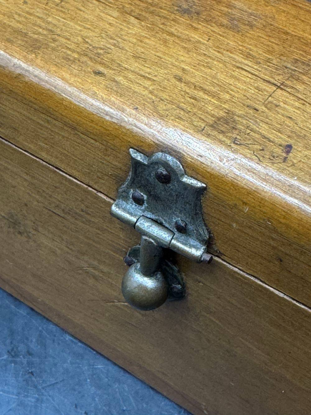 Ancien coffret en bois / boite à bijoux - Serrure à boule - Décor plaques en alu travaillées - Vers 1950 - Collection - Décoration - Vintage – Image 3