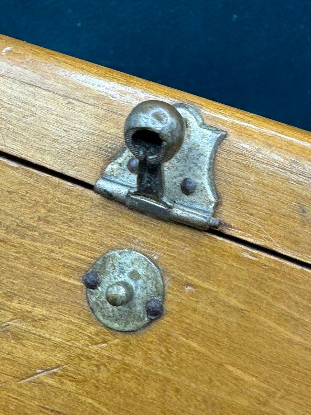 Ancien coffret en bois / boite à bijoux - Serrure à boule - Décor plaques en alu travaillées - Vers 1950 - Collection - Décoration - Vintage – Image 4