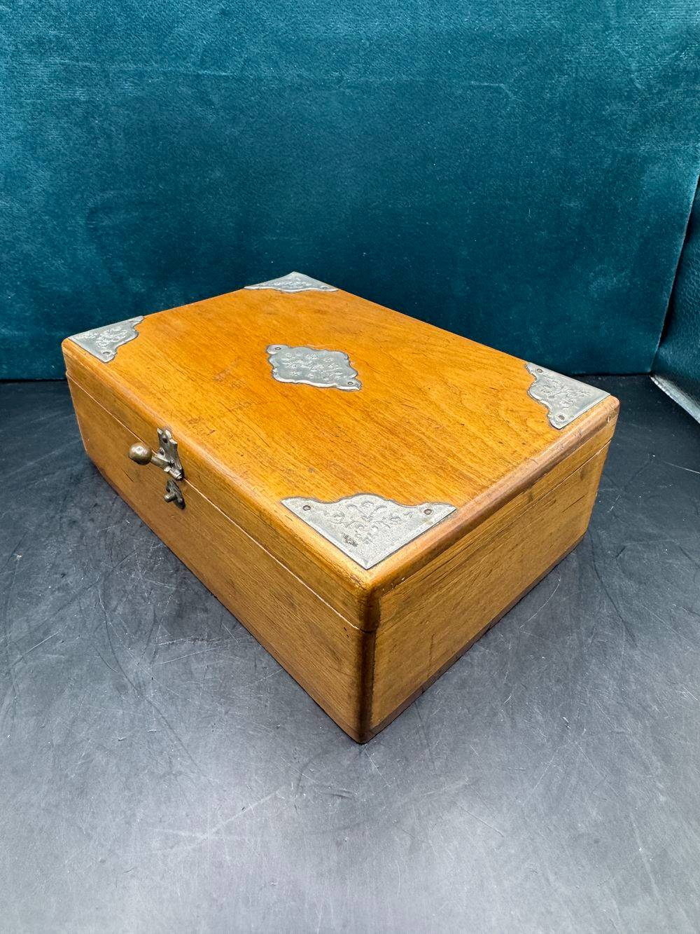 Ancien coffret en bois / boite à bijoux - Serrure à boule - Décor plaques en alu travaillées - Vers 1950 - Collection - Décoration - Vintage – Image 5