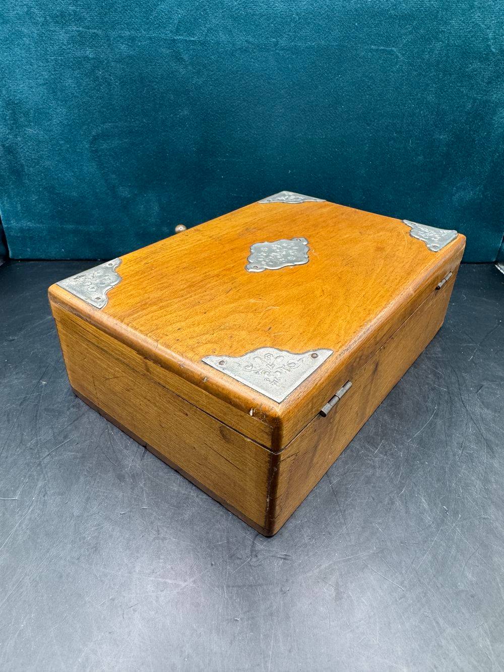 Ancien coffret en bois / boite à bijoux - Serrure à boule - Décor plaques en alu travaillées - Vers 1950 - Collection - Décoration - Vintage – Image 6