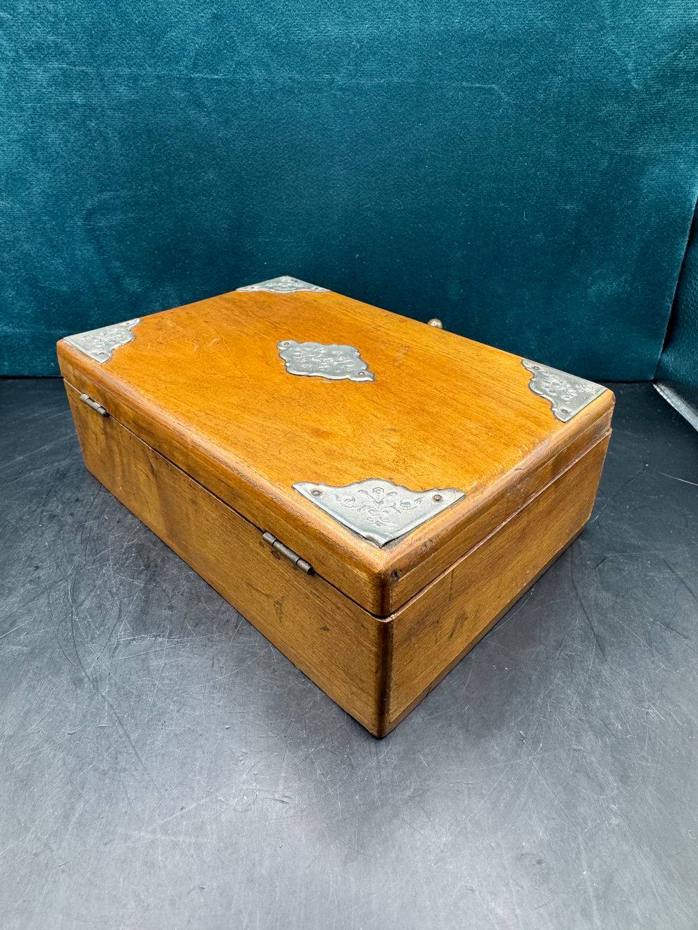 Ancien coffret en bois / boite à bijoux - Serrure à boule - Décor plaques en alu travaillées - Vers 1950 - Collection - Décoration - Vintage – Image 7