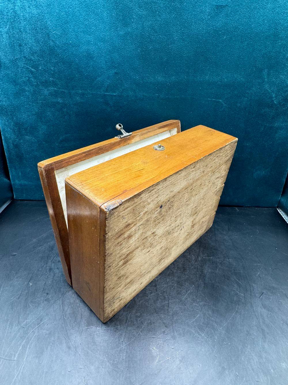 Ancien coffret en bois / boite à bijoux - Serrure à boule - Décor plaques en alu travaillées - Vers 1950 - Collection - Décoration - Vintage – Image 8