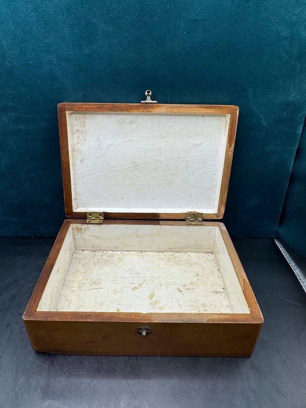 Ancien coffret en bois / boite à bijoux - Serrure à boule - Décor plaques en alu travaillées - Vers 1950 - Collection - Décoration - Vintage – Image 9