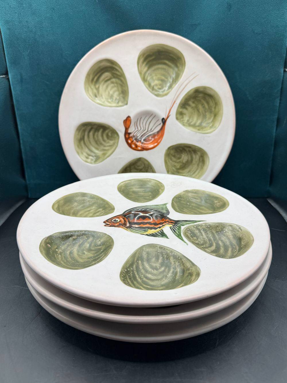 Lot / Ensemble de quatre uniques assiettes rondes à huîtres - Vallauris - France - Décor fait à la main - Collection - Décoration – Image 3