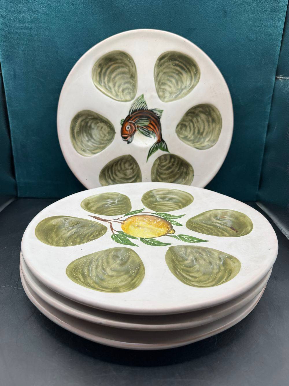 Lot / Ensemble de quatre uniques assiettes rondes à huîtres - Vallauris - France - Décor fait à la main - Collection - Décoration – Image 2