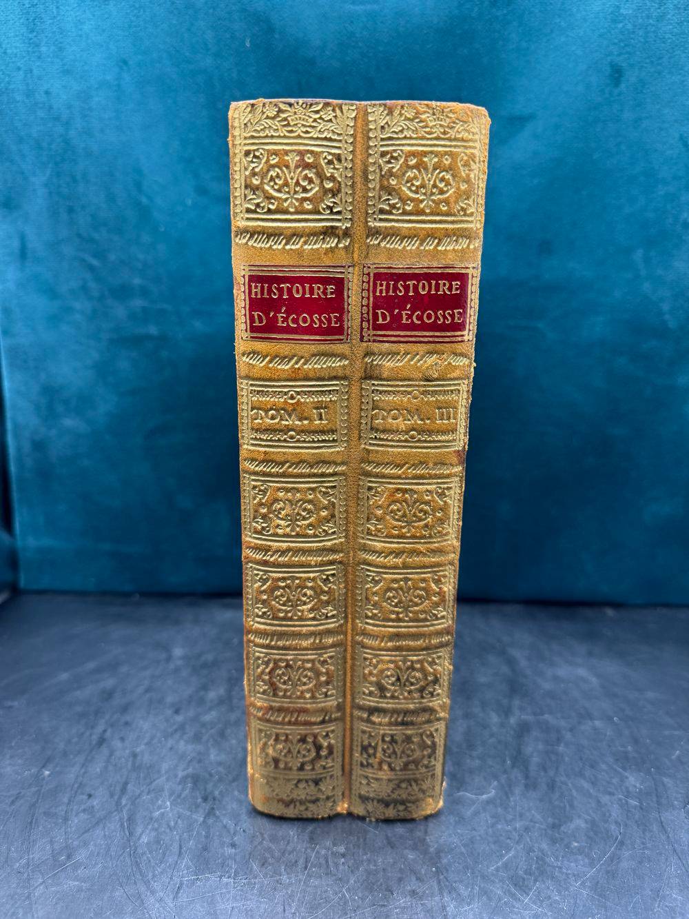 Anciens faux livres - Trompe l'œil avec flasque cachée en verre fumé et bouchon en cuir - Bouteille whisky - Histoire d'Ecosse - Des années 60 - Collection - Décoration - Vintage – Image 2