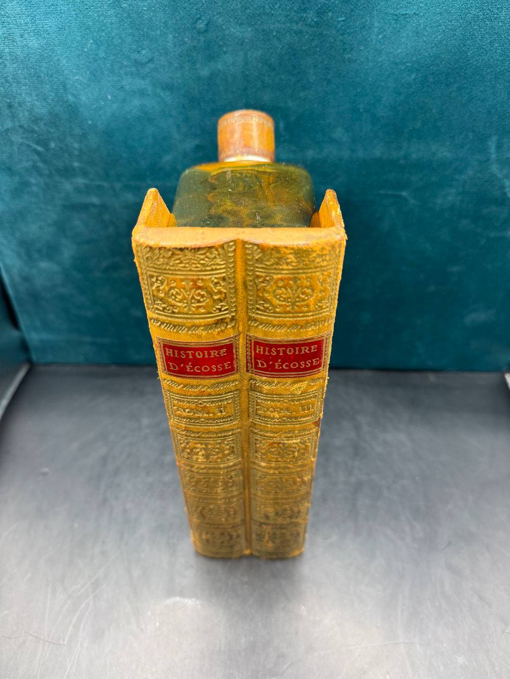 Anciens faux livres - Trompe l'œil avec flasque cachée en verre fumé et bouchon en cuir - Bouteille whisky - Histoire d'Ecosse - Des années 60 - Collection - Décoration - Vintage – Image 3