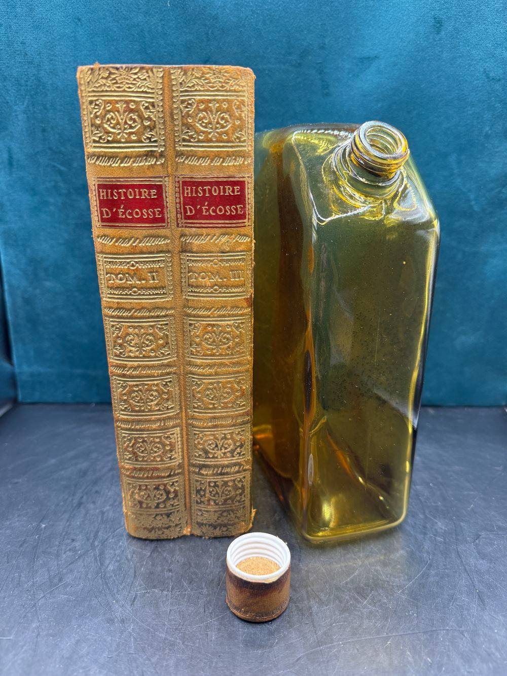 Anciens faux livres - Trompe l'œil avec flasque cachée en verre fumé et bouchon en cuir - Bouteille whisky - Histoire d'Ecosse - Des années 60 - Collection - Décoration - Vintage – Image 6