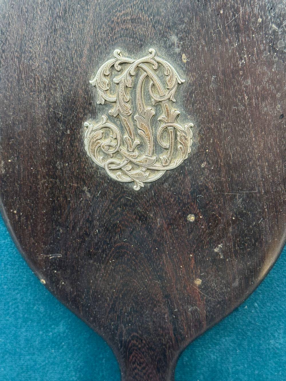 Ancien beau miroir à main - Ovale - En bois d'ébène datant de la fin 19ème - Style Victorien - Initiales en argent - Collection - Décoration – Image 3