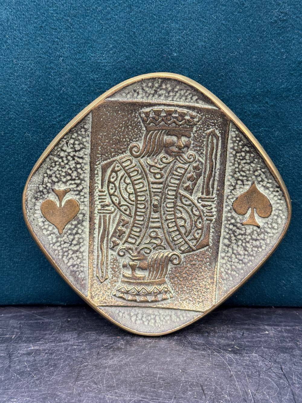 Rare petit vide-poche / Coupelle en bronze signé-e Max Le Verrier (1891-1973) représentant une carte à jouer - Le Roi de pique - Circa 1930 - Collection - Décoration – Image 2