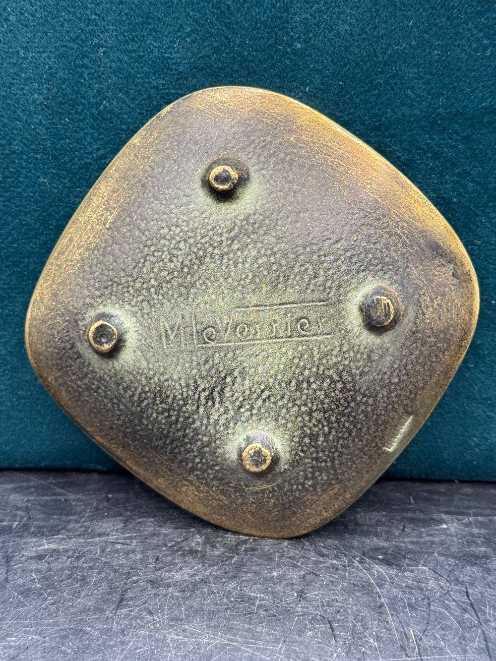 Rare petit vide-poche / Coupelle en bronze signé-e Max Le Verrier (1891-1973) représentant une carte à jouer - Le Roi de pique - Circa 1930 - Collection - Décoration – Image 3