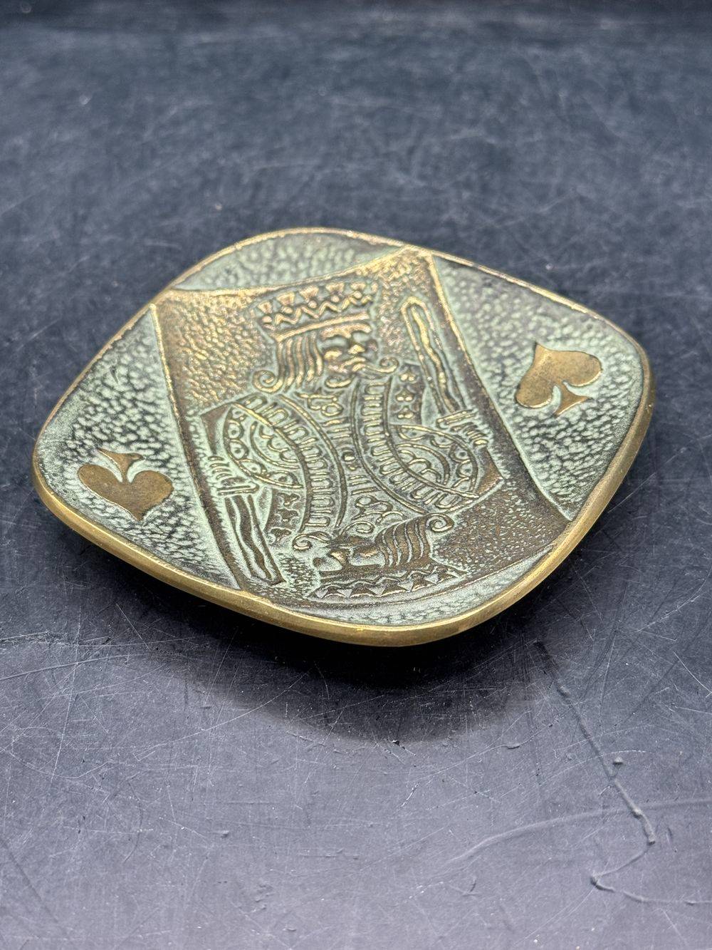 Rare petit vide-poche / Coupelle en bronze signé-e Max Le Verrier (1891-1973) représentant une carte à jouer - Le Roi de pique - Circa 1930 - Collection - Décoration – Image 4