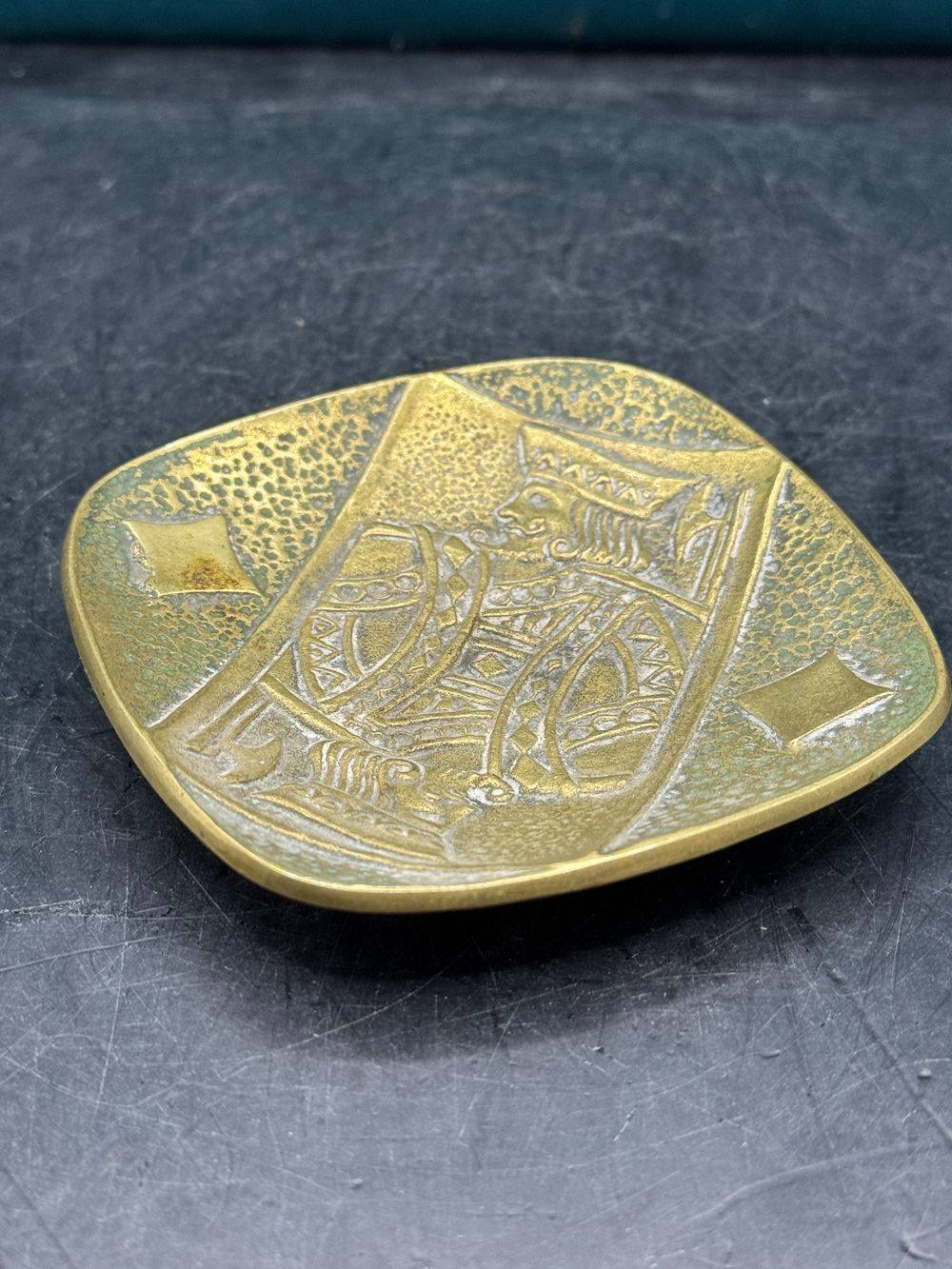 Rare petit vide-poche / Coupelle en bronze signé-e Max Le Verrier (1891-1973) représentant une carte à jouer - Le Roi de carreau - Circa 1930 - Collection - Décoration – Image 4