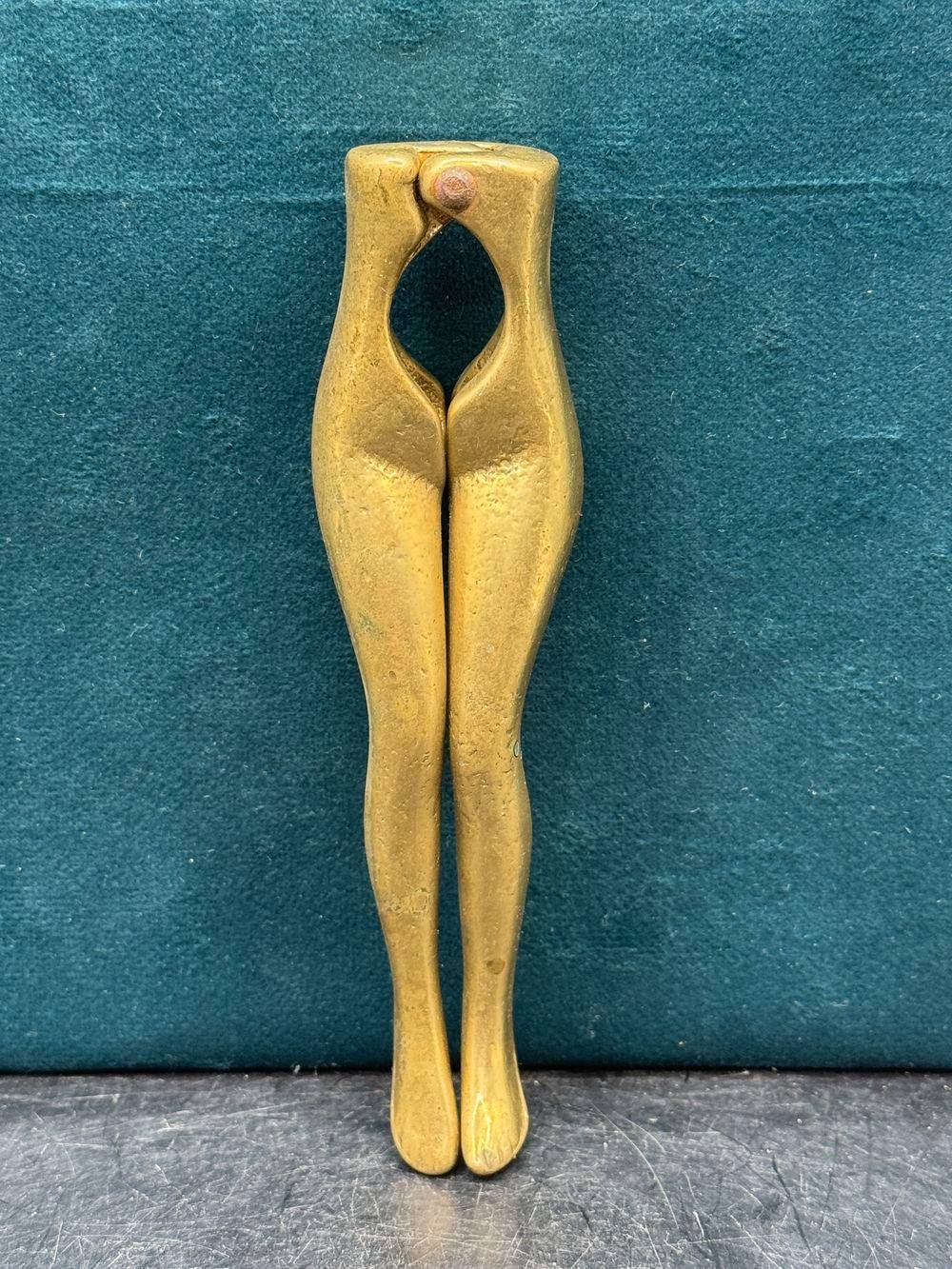 Ancien casse noix sexy en laiton doré datant du 20ème - Jambes de femme - Collection - Décoration – Image 2