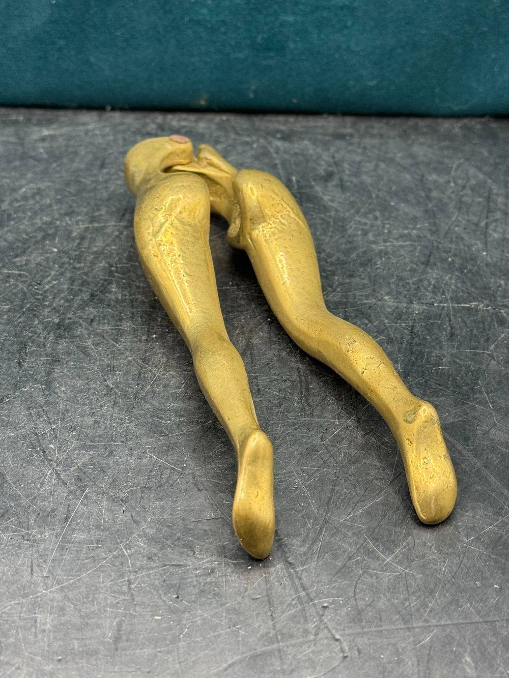 Ancien casse noix sexy en laiton doré datant du 20ème - Jambes de femme - Collection - Décoration – Image 6