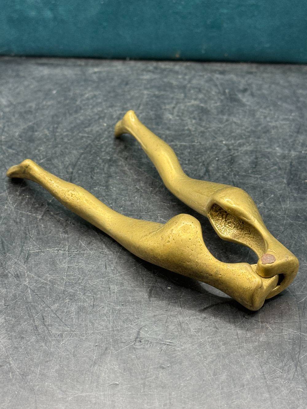 Ancien casse noix sexy en laiton doré datant du 20ème - Jambes de femme - Collection - Décoration – Image 7